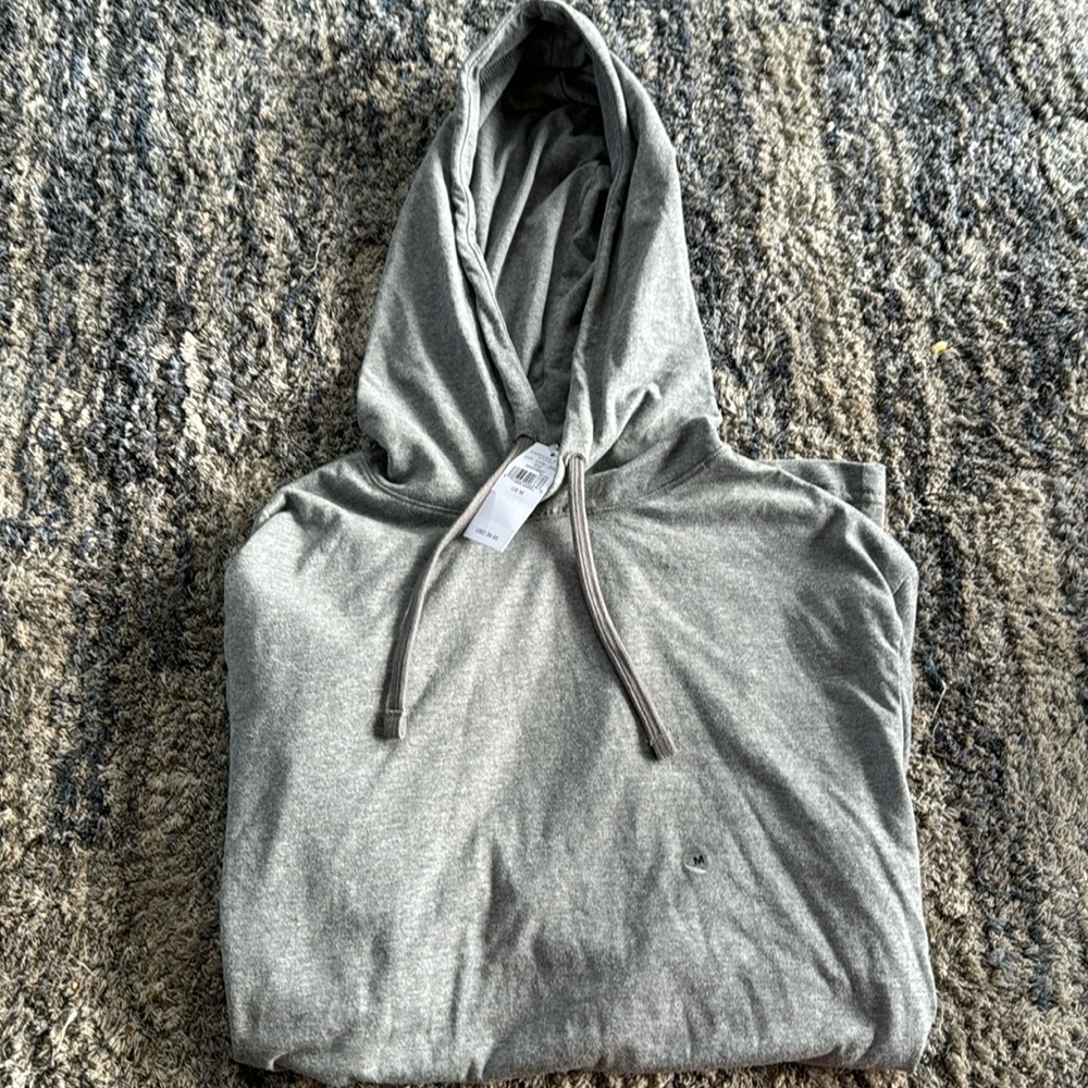 Men’s medium American Eagle pull over, very light… never worn and tags still on!